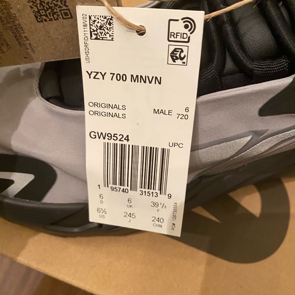 Yeezy 700 MNVN size 6.5